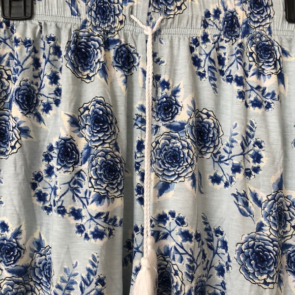 Brand New Knit shorts with tassel drawstring - Picture 2 of 2